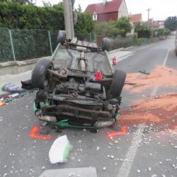 Cheb: Nezvládl řízení. Narazil do oplocení domu