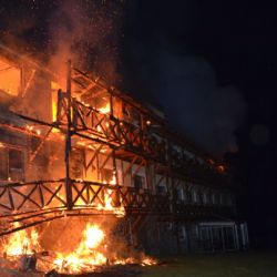 Cheb: Vyhořel hotel Stein. Hasiči evakuovali pět hostů