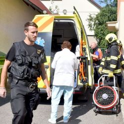 Cheb: Z hořícího bytu hasiči zachránili dva seniory