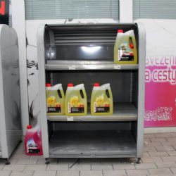 Cheb: Z venkovního boxu odcizil směs do ostřikovačů 