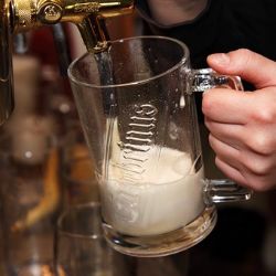 Chebsko: Hosté nechtěli opustit hospodu. Obsluha na ně vytáhla plynovou pistoli