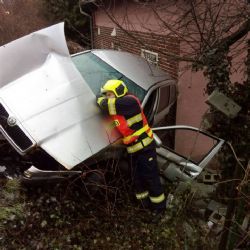 Chebsko: Osobní vozidlo dnes ráno narazilo do domu