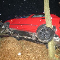 Chebsko: Po smyku skončilo vozidlo mimo vozovku