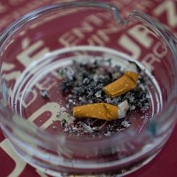 Chebsko: Popelníkem poničila výlohu baru