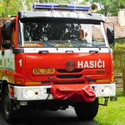 Chebsko: Řidič při nakládání vánočního stromu spadl z lesovozu