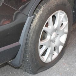 Chebsko: Spor řešil poničením vozidla