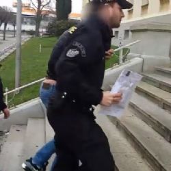 Chebsko: Svou přítelkyni vyhodil z okna. Vyhrožoval i jejich dětem