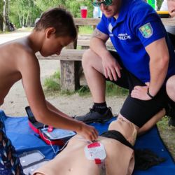 Chodov: Lidé si vyzkoušeli záchranu s defibrilátorem 