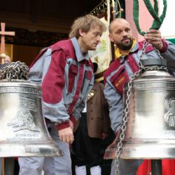 Chodov: Město zveřejnilo unikátní záběry zavěšení zvonů