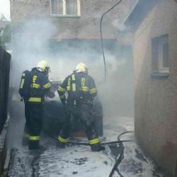Chodov: Mezi domy na zahradě hořelo auto 