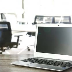 Chodov: Mladík vnikl do kanceláře a odcizil notebook