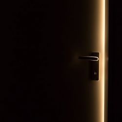 Chodov: Odcizil dveře z ubytovny