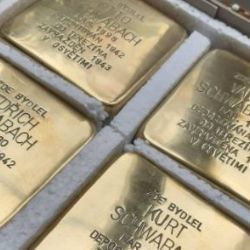 Chodov: Položení kamenů zmizelých se překládá