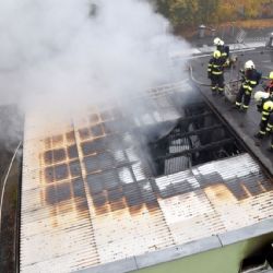 Chodov: Při likvidaci požáru bývalé pekárny se zranil jeden hasič