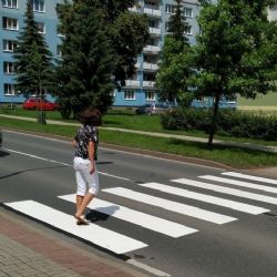 Chodov: Školákům zajistí větší bezpečnost nový přechod u jídelny