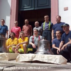 Chodov: Zvon Florián vyzdvihne do věže kostela hasičský jeřáb
