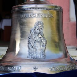 Chodov: Zvon svatá Barbora je již v kostele