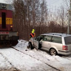 Citice: Střet nákladního vlaku s autem