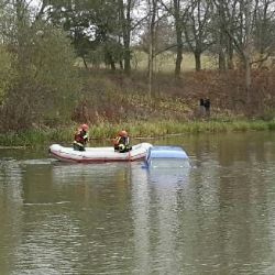 Dalovice: Osobní vozidlo sjelo do rybníka