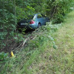 Dalovice: Pod vlivem alkoholu havaroval s vozidlem do náletových dřevin