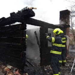 Dasnice: Požár chaty zastavil provoz na železnici