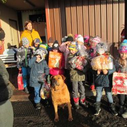 Děti obdarovaly pejsky v útulku na Vránově