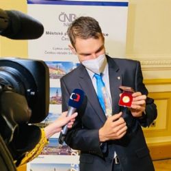 Dnes byla slavnostně představena zlatá mince s chebskými motivy