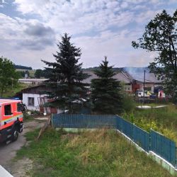 Dolina u Krajkové: Hasiči likvidují požár dílny a krov statku