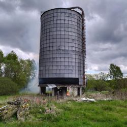 Dolina u Krajkové: Hasiči likvidují požár sila