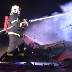 Dolní Dvory: Hasiči opět likvidovali požár ubytovny