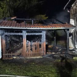 Drmoul: Požár garáže se rozšířil i na rodinný dům