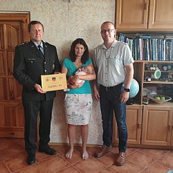 Družce zemřelého policisty byl předán šek solidarity