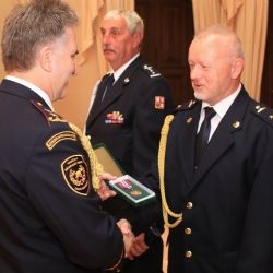 Dva velitelé čet převzali medaile za třicet let služby
