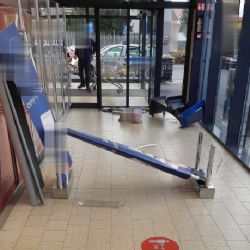 Františkovy Lázně: Byl přistižen při krádeži. Zdemoloval bezpečnostní bránu prodejny