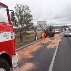 Františkovy Lázně: Hasiči zasahovali u úniku oleje z bagru na vozovku