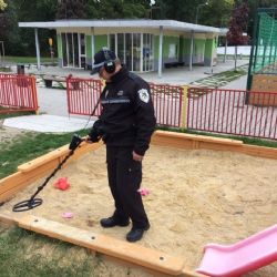 Františkovy Lázně: Strážníci kontrolovali detektorem kovu dětská hřiště