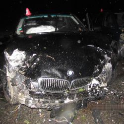 Františkovy Lázně: Svou bezohlednou jízdou poničil tři vozidla a budovu