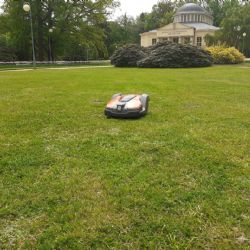 Františkovy Lázně: Trávu v parcích sekají robotické sekačky