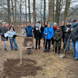 GOAML se může pyšnit novou školní zahradou s venkovní učebnou