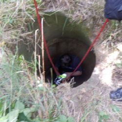 Habartov: Hasiči zachránili jednu osobu a psa. Vytáhli je ze studny