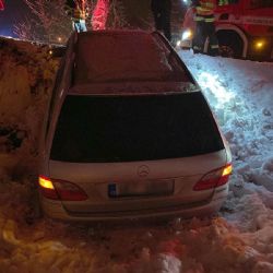 Háje: Osobní vozidlo skončilo mimo vozovku