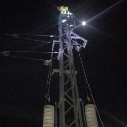 Hájek: Muž vylezl na sloup trakčního vedení a hrozil sebepoškozením