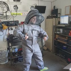 Hasiči Loket mají nové obleky pro likvidaci obtížného hmyzu