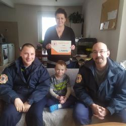 Hasiči Ostrov předali Radečkovi z Plesné 15 tisíc