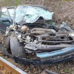 Hazlov: Do osobního vozidla narazil vlak. Na místo nehody letěl vrtulník