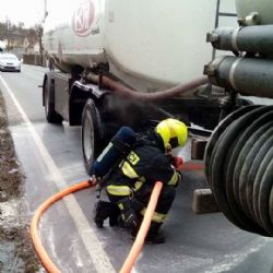 Horní Slavkov: Cisterně s benzínem se za jízdy začaly zahřívat brzdy