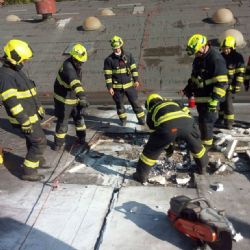 Horní Slavkov: Hasiči zasahovali u požáru střešní krytiny