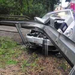 Horní Slavkov: Nevěnoval se řízení a narazil do svodidel