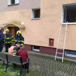 Horní Slavkov: Z bytového domu bylo evakuováno 18 osob