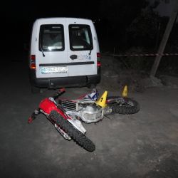 Hory: Motorkář vjel rychle do zatáčky. Skončil v nemocnici